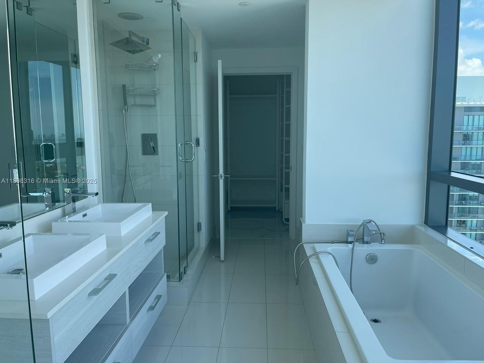 Active With Contract: $4,300 (1 beds, 1 baths, 706 Square Feet)