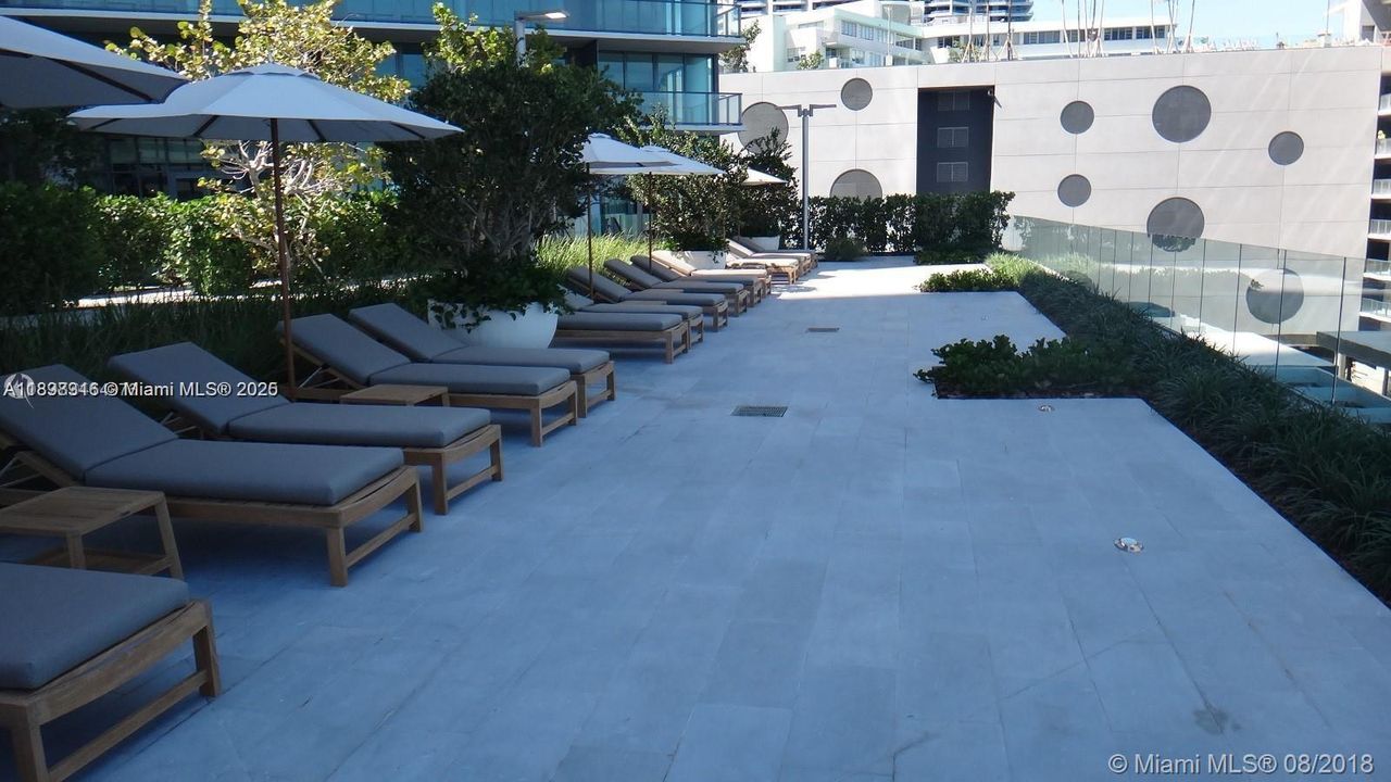 Active With Contract: $4,300 (1 beds, 1 baths, 706 Square Feet)