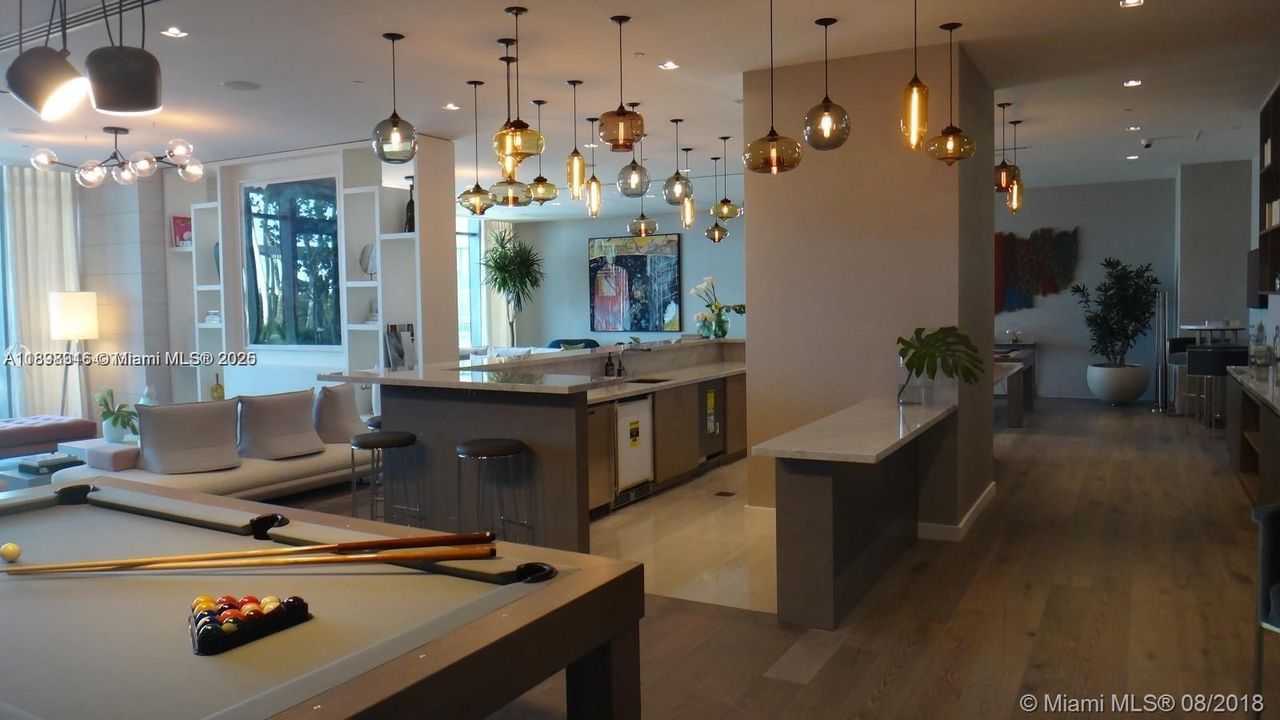 Active With Contract: $4,300 (1 beds, 1 baths, 706 Square Feet)