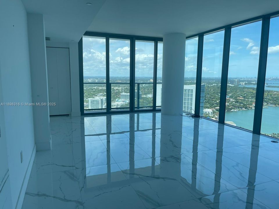 Active With Contract: $4,300 (1 beds, 1 baths, 706 Square Feet)