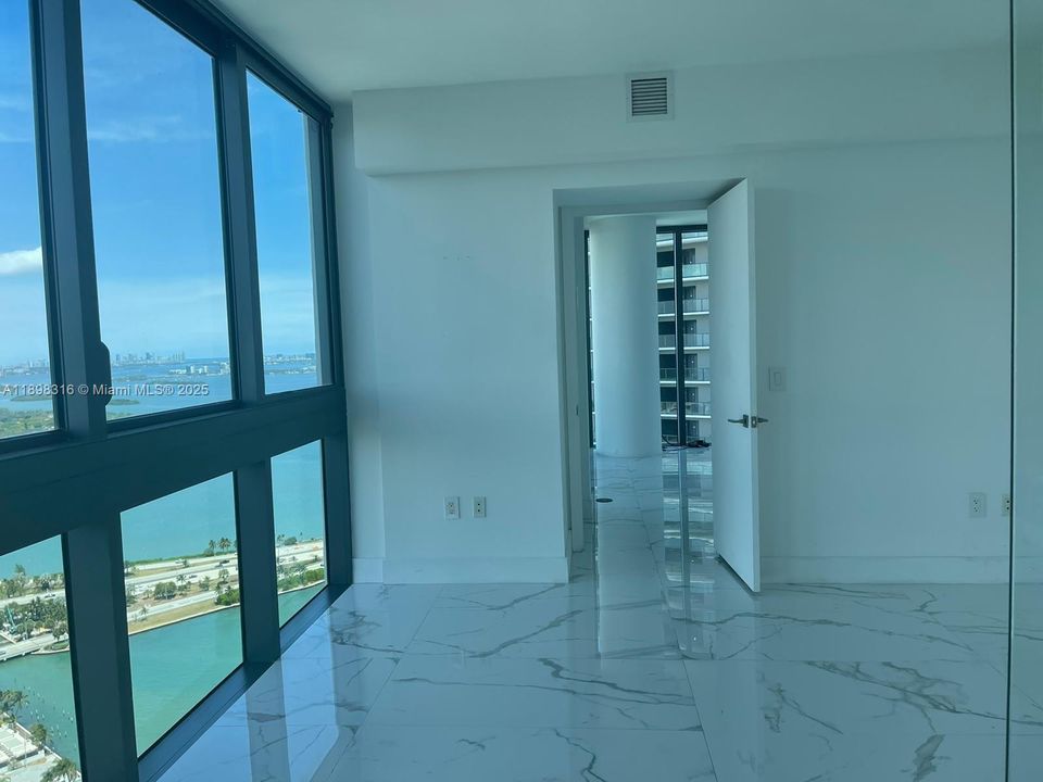 Active With Contract: $4,300 (1 beds, 1 baths, 706 Square Feet)