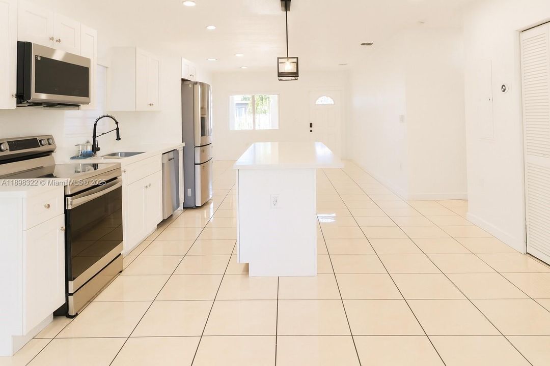 Под контрактом: $4,500 (5 спален, 3 ванн, 1704 Квадратных фут)