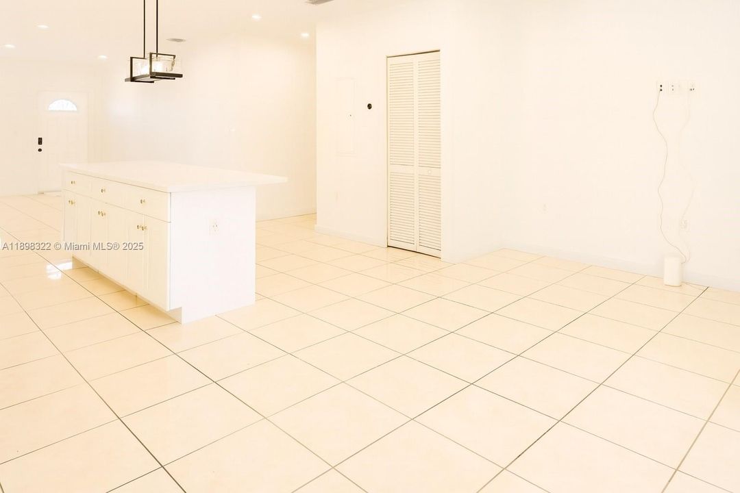 Под контрактом: $4,500 (5 спален, 3 ванн, 1704 Квадратных фут)