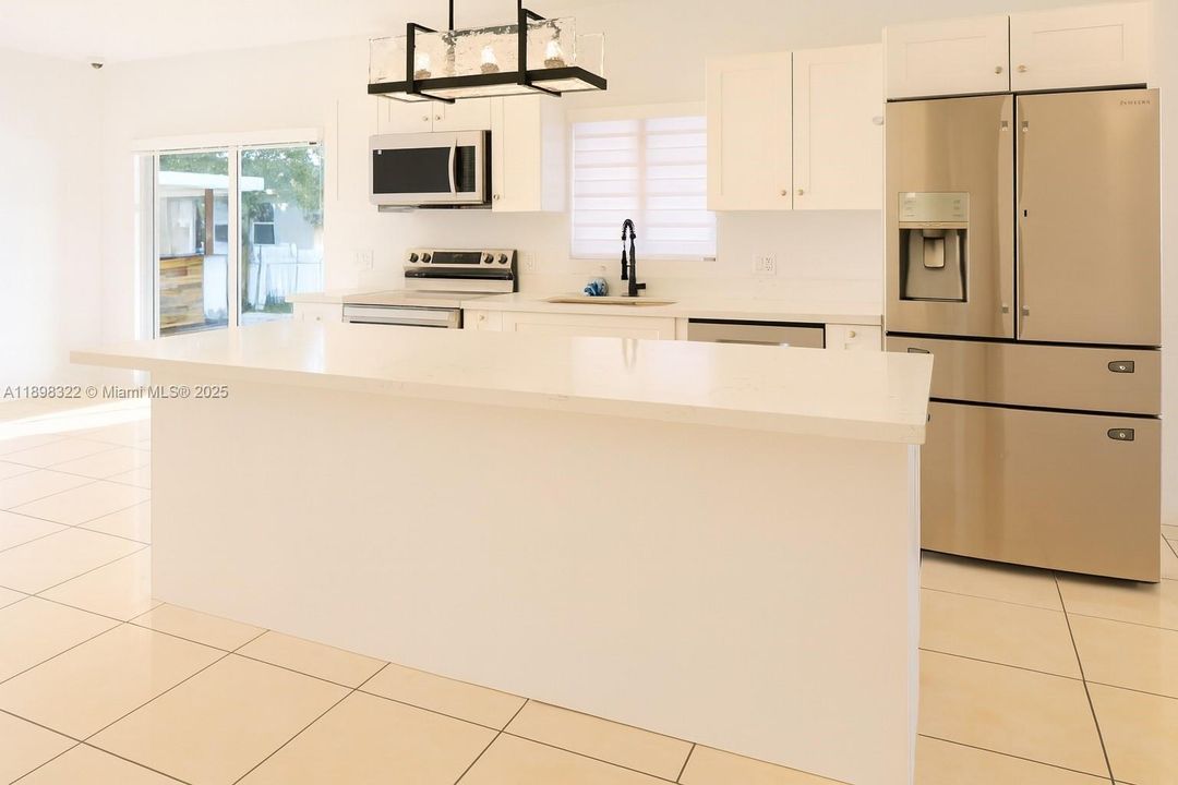 Под контрактом: $4,500 (5 спален, 3 ванн, 1704 Квадратных фут)