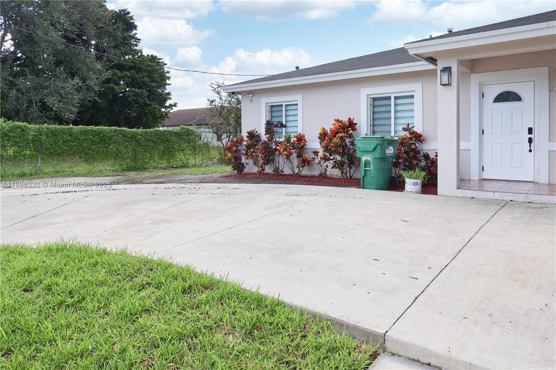 Под контрактом: $4,500 (5 спален, 3 ванн, 1704 Квадратных фут)