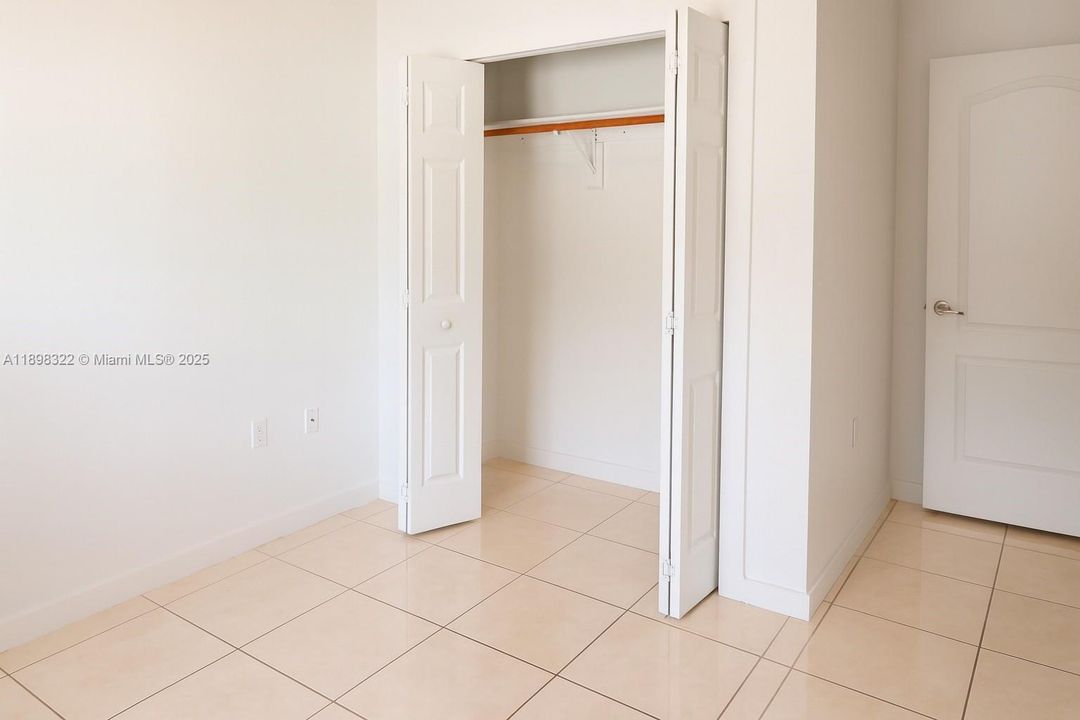 Под контрактом: $4,500 (5 спален, 3 ванн, 1704 Квадратных фут)