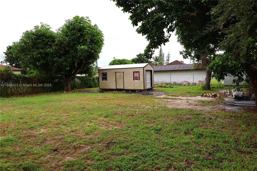 Под контрактом: $4,500 (5 спален, 3 ванн, 1704 Квадратных фут)