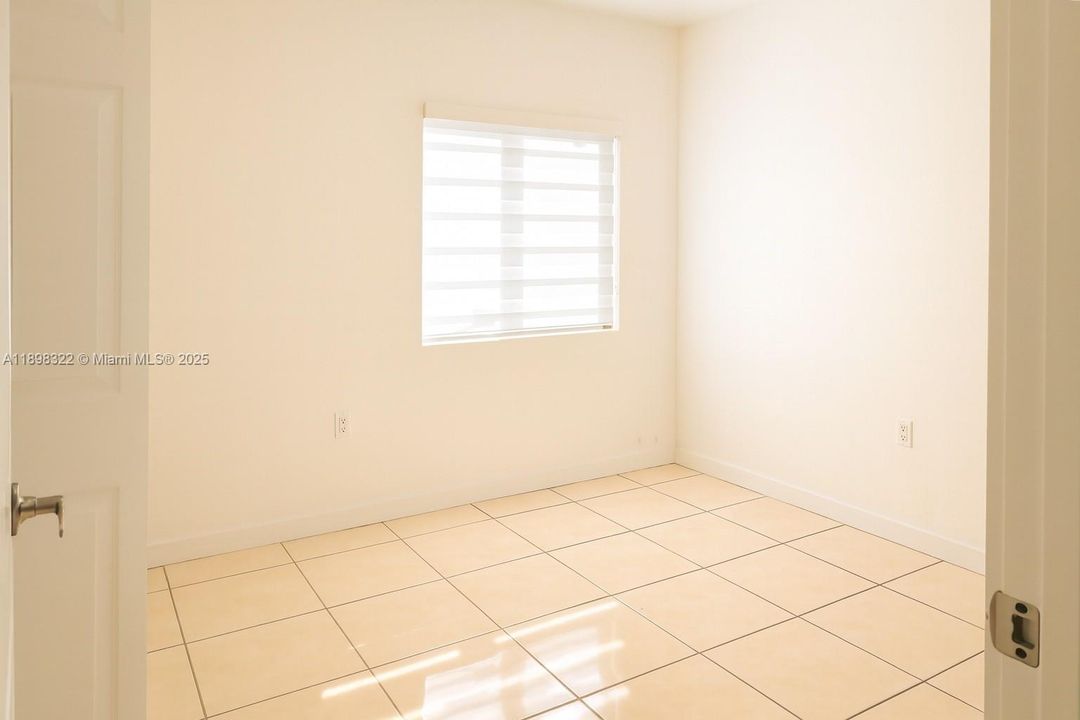 Под контрактом: $4,500 (5 спален, 3 ванн, 1704 Квадратных фут)