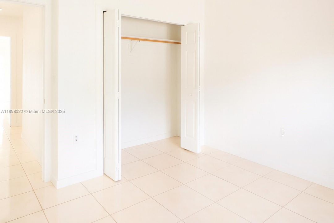 Под контрактом: $4,500 (5 спален, 3 ванн, 1704 Квадратных фут)