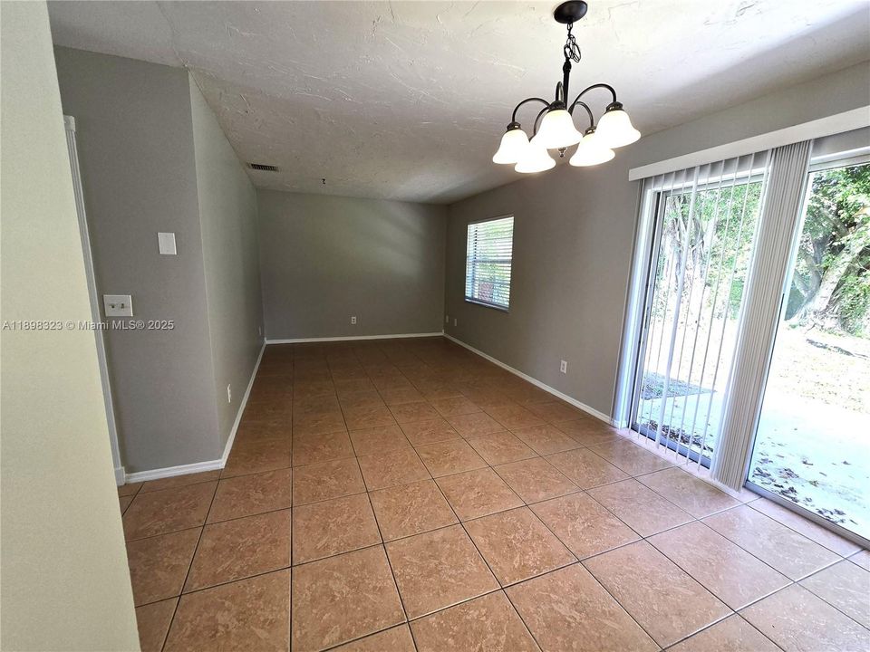 最近售出: $292,600 (3 贝兹, 2 浴室, 1275 平方英尺)