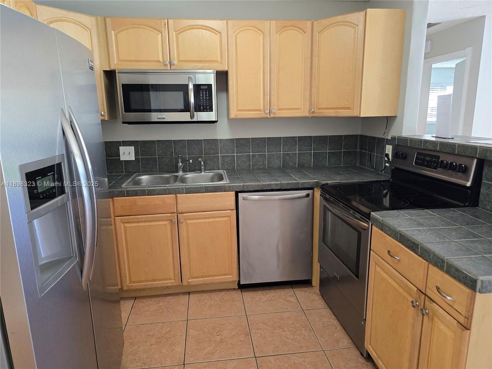 最近售出: $292,600 (3 贝兹, 2 浴室, 1275 平方英尺)