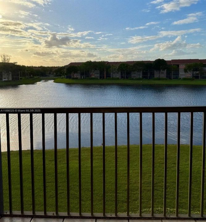 For Rent: $2,250 (2 beds, 2 baths, 1207 Square Feet)