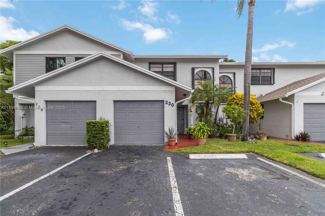 For Sale: $395,000 (2 beds, 2 baths, 1103 Square Feet)