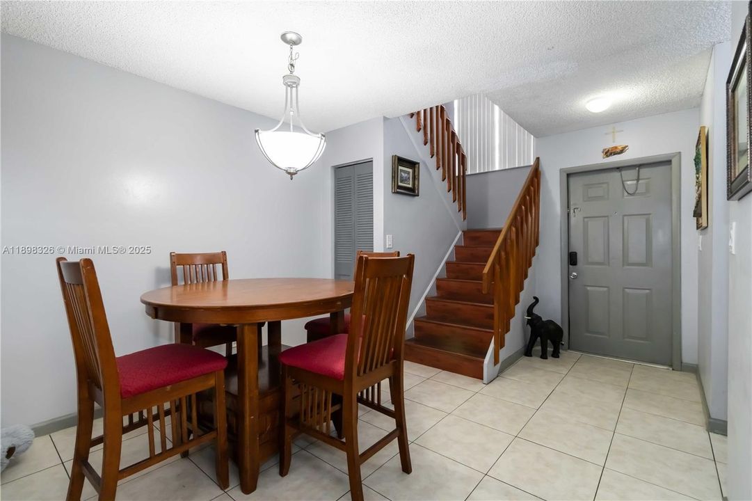 For Sale: $395,000 (2 beds, 2 baths, 1103 Square Feet)