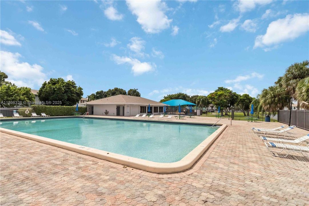 For Sale: $395,000 (2 beds, 2 baths, 1103 Square Feet)