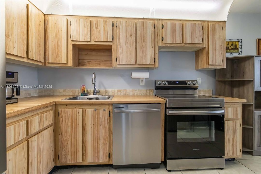 For Sale: $395,000 (2 beds, 2 baths, 1103 Square Feet)