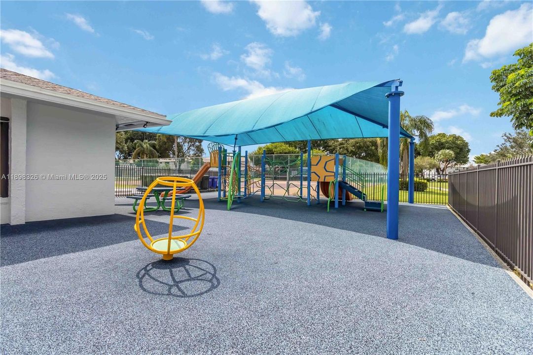 For Sale: $395,000 (2 beds, 2 baths, 1103 Square Feet)