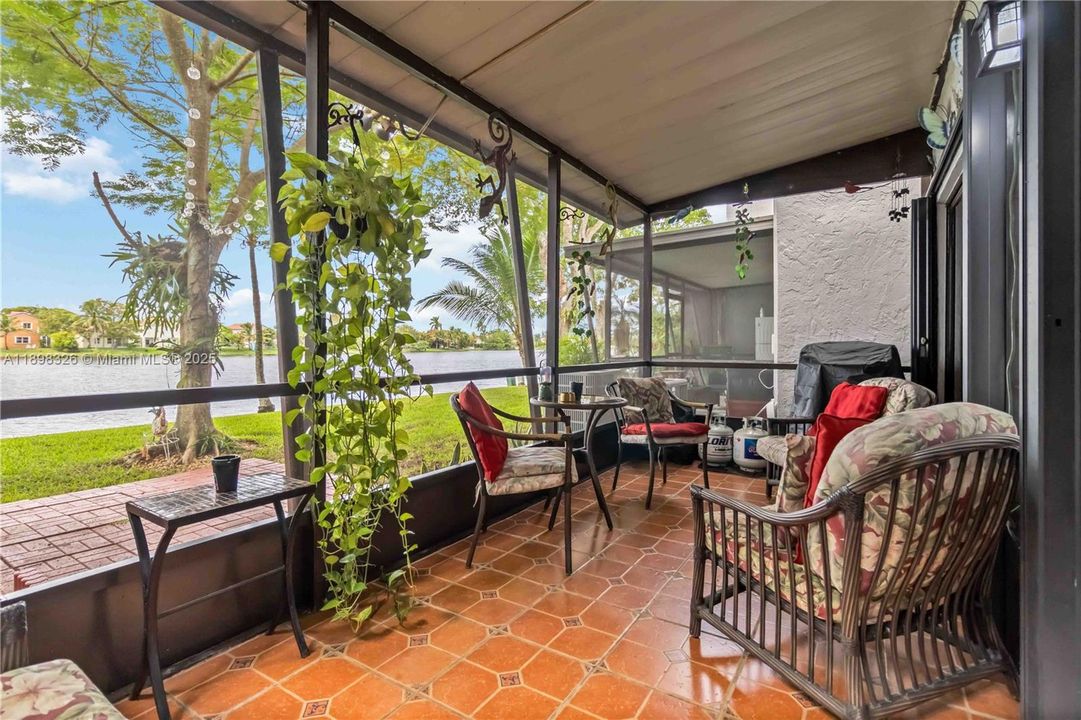 For Sale: $395,000 (2 beds, 2 baths, 1103 Square Feet)