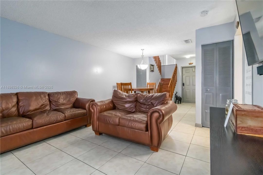For Sale: $395,000 (2 beds, 2 baths, 1103 Square Feet)