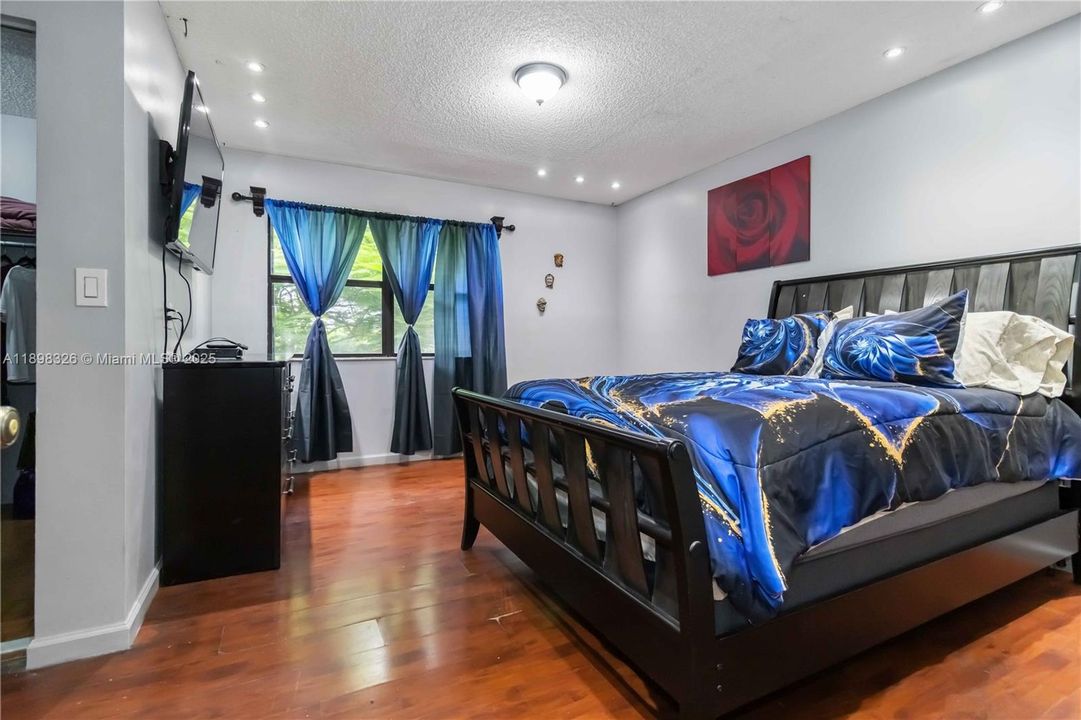 For Sale: $395,000 (2 beds, 2 baths, 1103 Square Feet)