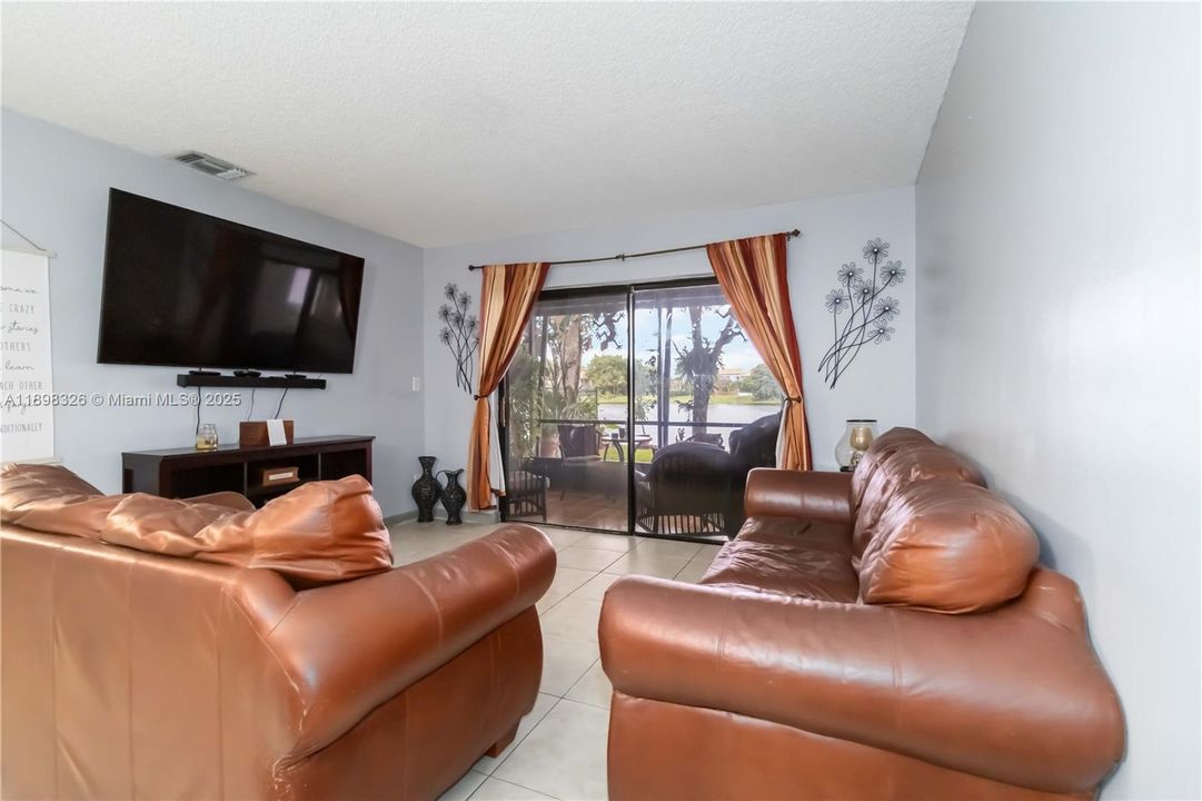 For Sale: $395,000 (2 beds, 2 baths, 1103 Square Feet)