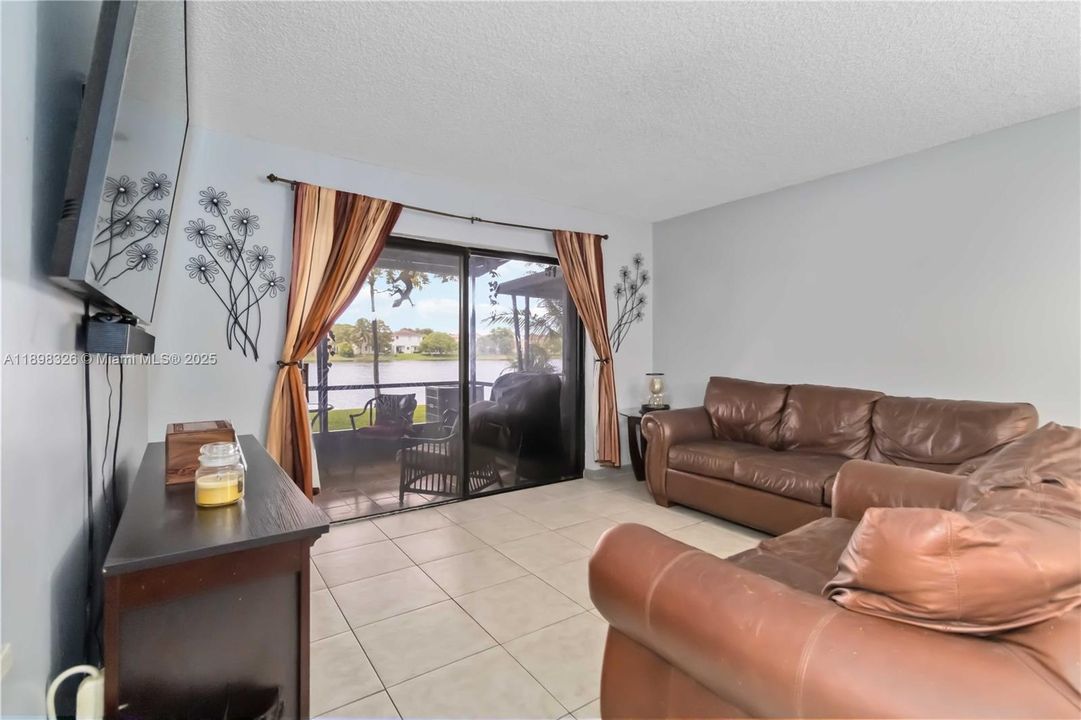 For Sale: $395,000 (2 beds, 2 baths, 1103 Square Feet)