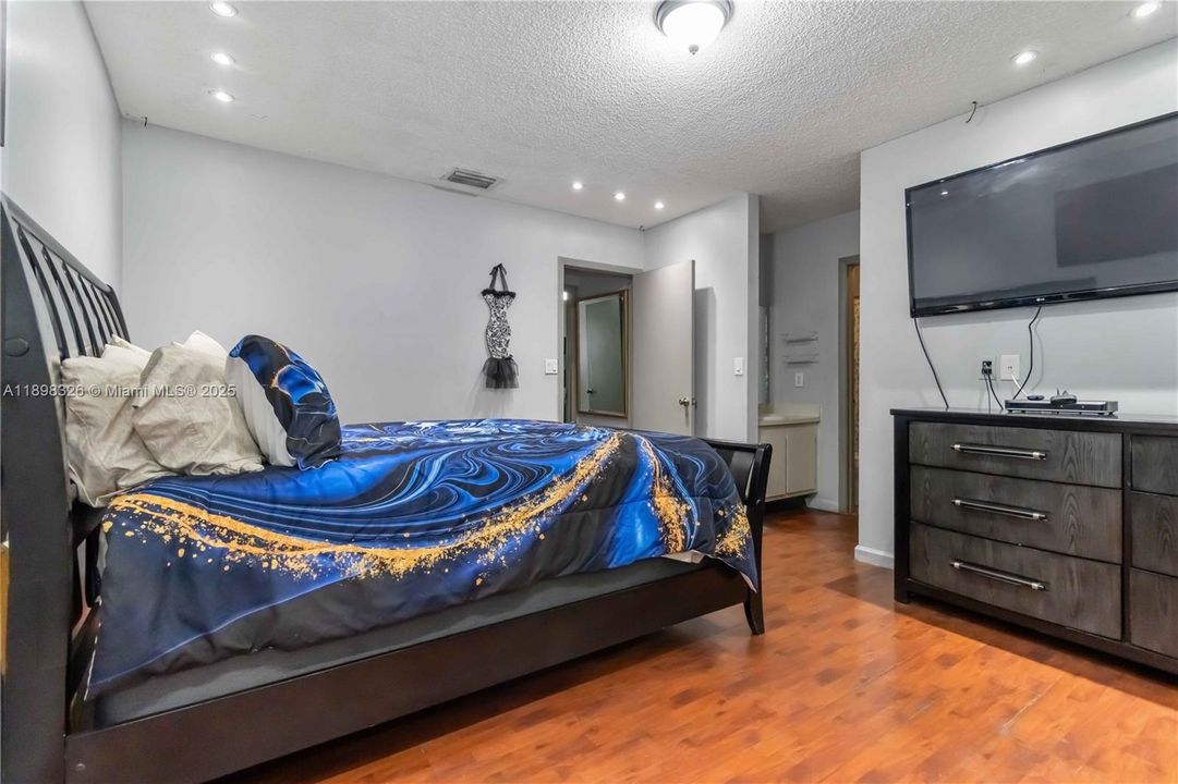 For Sale: $395,000 (2 beds, 2 baths, 1103 Square Feet)