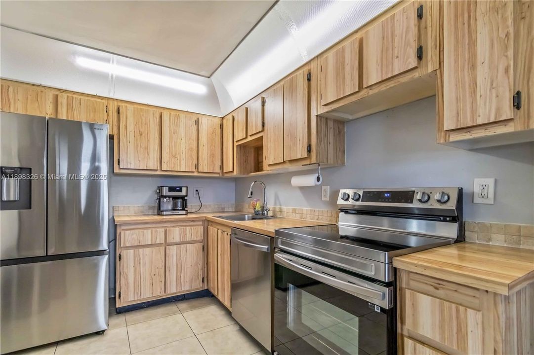 For Sale: $395,000 (2 beds, 2 baths, 1103 Square Feet)