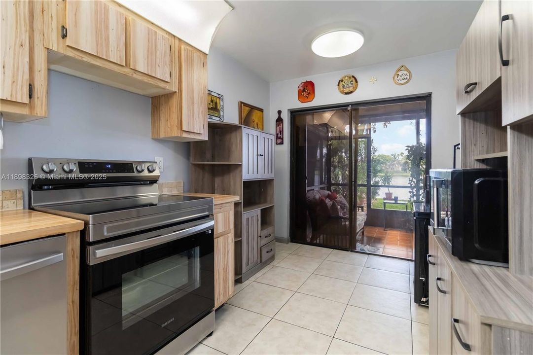 For Sale: $395,000 (2 beds, 2 baths, 1103 Square Feet)