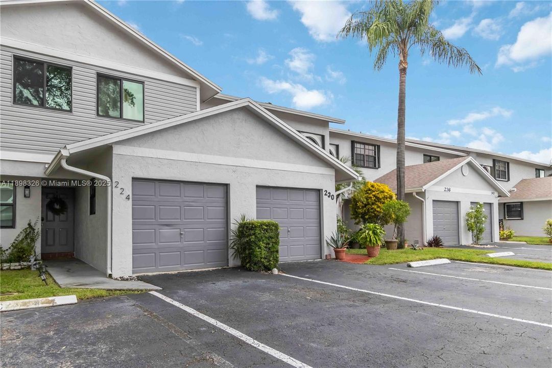 For Sale: $395,000 (2 beds, 2 baths, 1103 Square Feet)