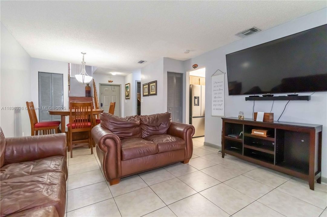 For Sale: $395,000 (2 beds, 2 baths, 1103 Square Feet)