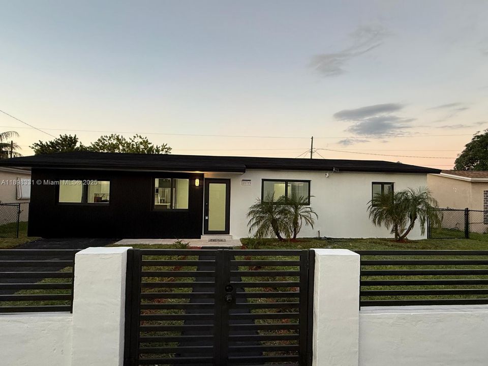 合同活跃: $545,000 (4 贝兹, 2 浴室, 1390 平方英尺)