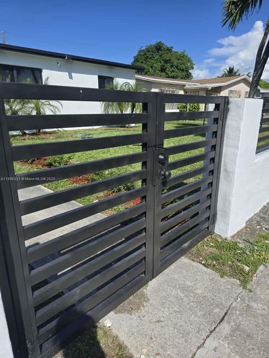 合同活跃: $545,000 (4 贝兹, 2 浴室, 1390 平方英尺)