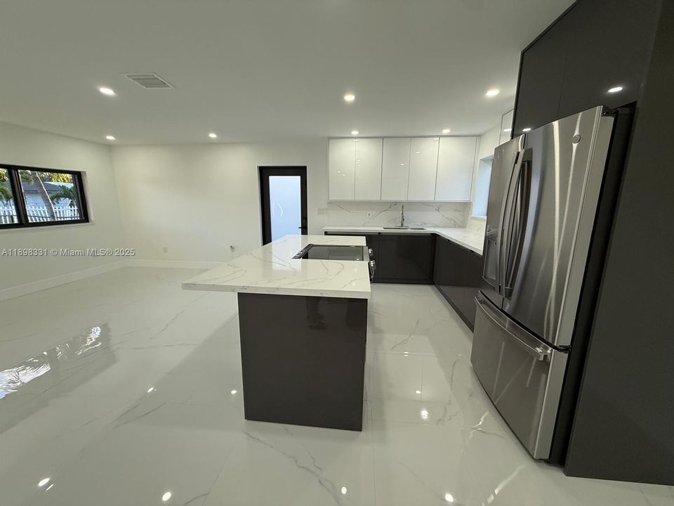 合同活跃: $545,000 (4 贝兹, 2 浴室, 1390 平方英尺)