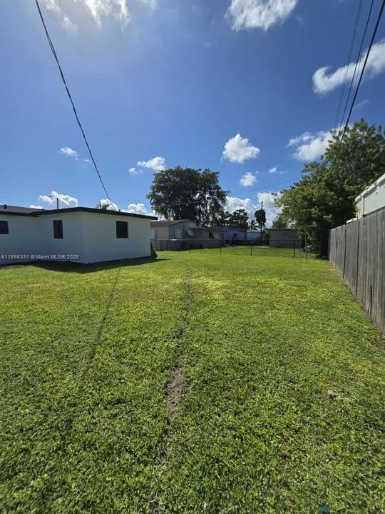 合同活跃: $545,000 (4 贝兹, 2 浴室, 1390 平方英尺)