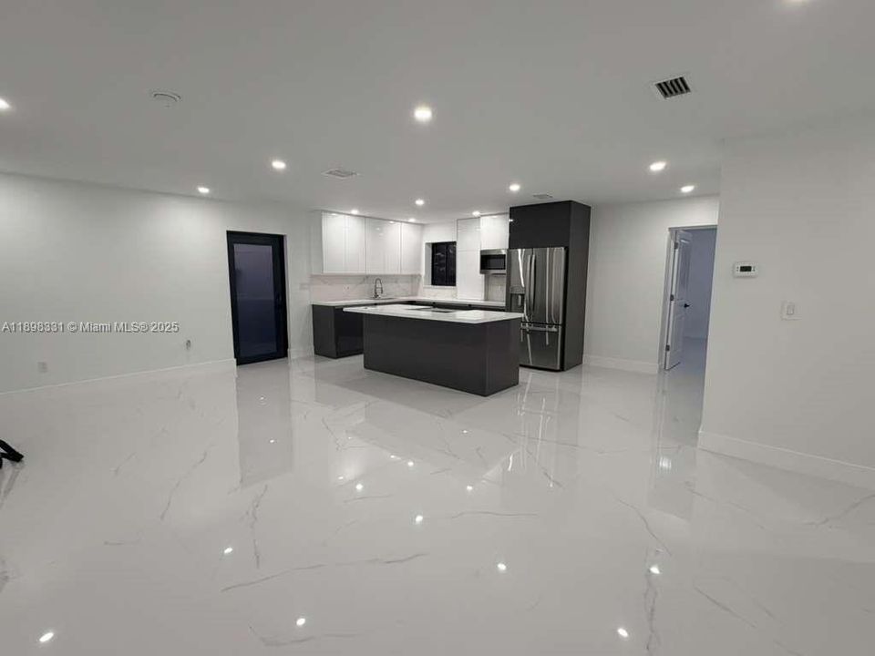 合同活跃: $545,000 (4 贝兹, 2 浴室, 1390 平方英尺)