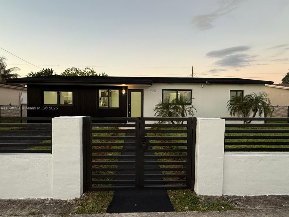 合同活跃: $545,000 (4 贝兹, 2 浴室, 1390 平方英尺)