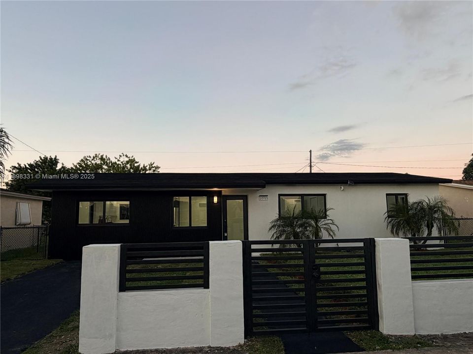 合同活跃: $545,000 (4 贝兹, 2 浴室, 1390 平方英尺)