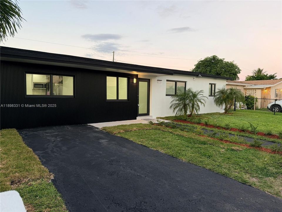 合同活跃: $545,000 (4 贝兹, 2 浴室, 1390 平方英尺)