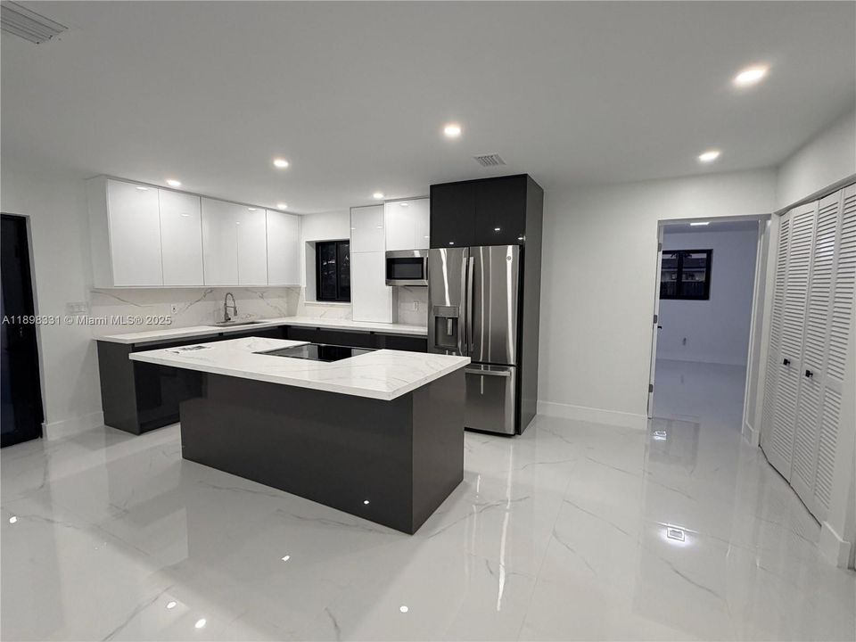 合同活跃: $545,000 (4 贝兹, 2 浴室, 1390 平方英尺)