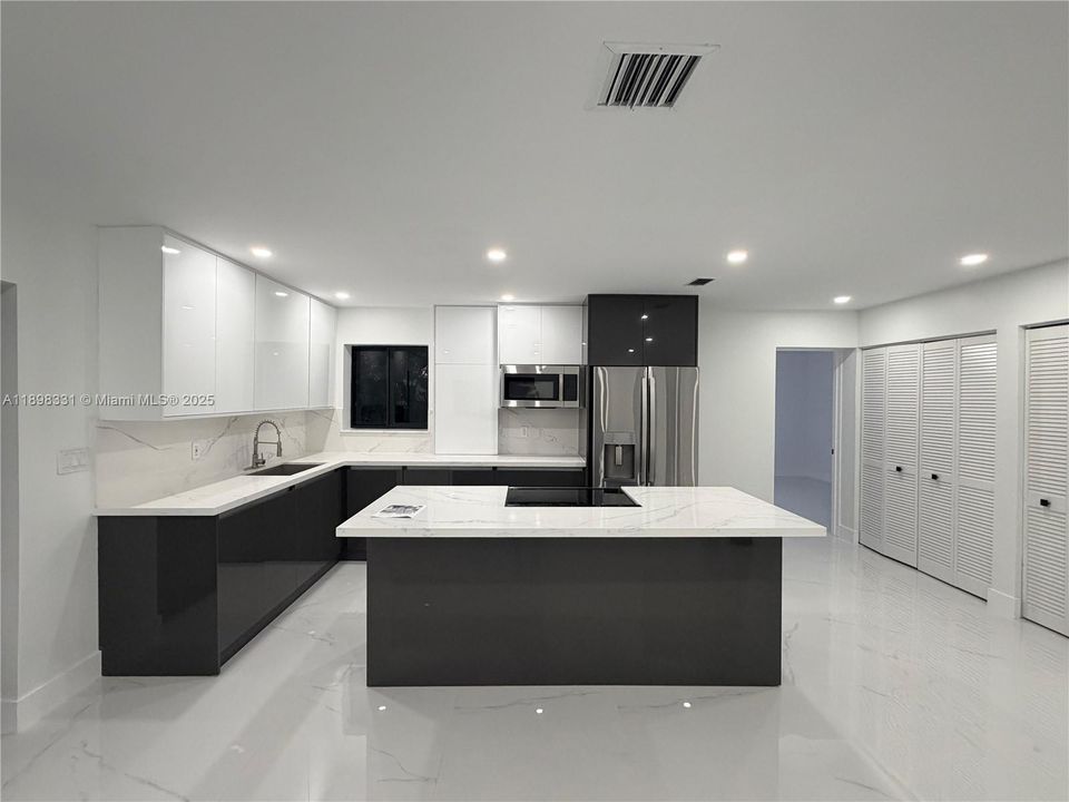 合同活跃: $545,000 (4 贝兹, 2 浴室, 1390 平方英尺)