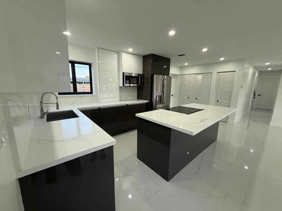 合同活跃: $545,000 (4 贝兹, 2 浴室, 1390 平方英尺)