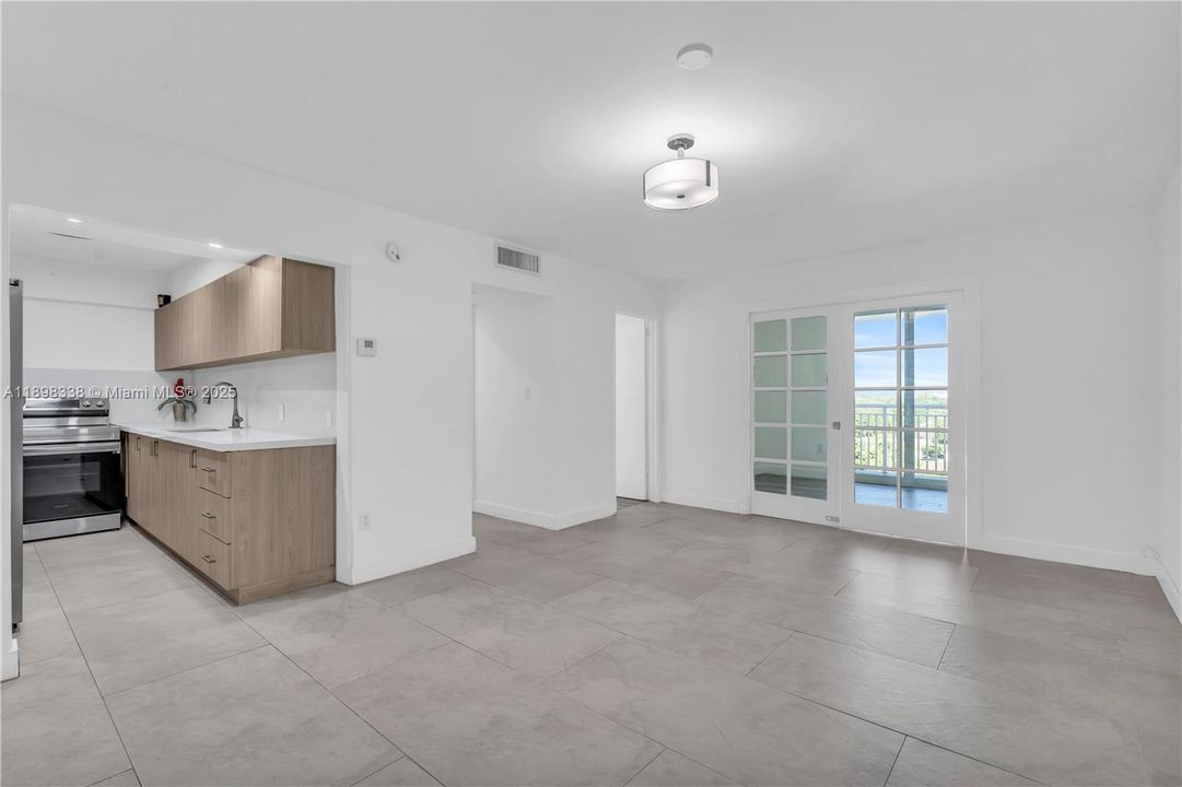 Active With Contract: $250,000 (1 beds, 1 baths, 710 Square Feet)