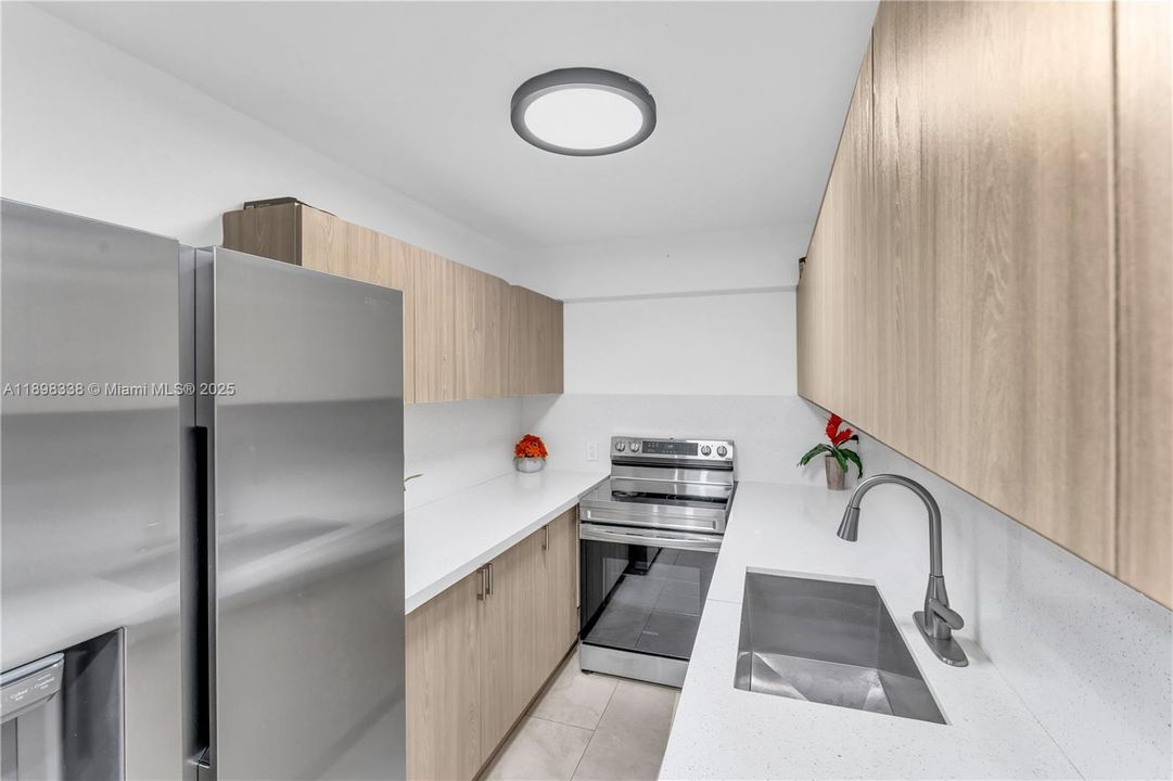 Active With Contract: $250,000 (1 beds, 1 baths, 710 Square Feet)