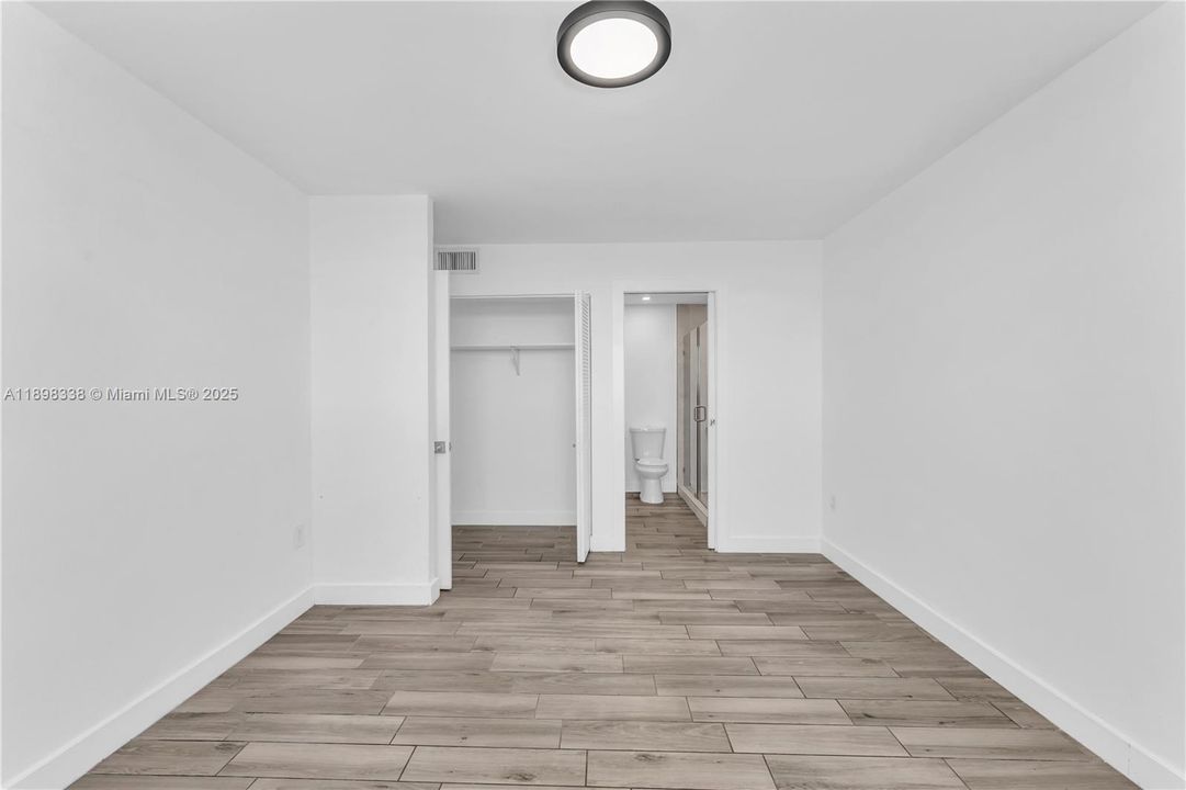 Active With Contract: $250,000 (1 beds, 1 baths, 710 Square Feet)