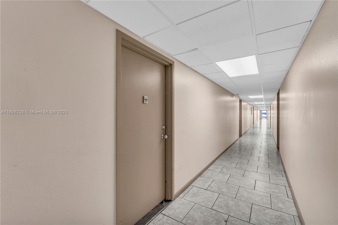 Active With Contract: $250,000 (1 beds, 1 baths, 710 Square Feet)