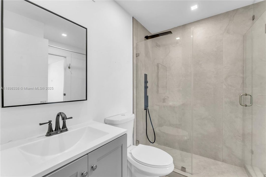 Active With Contract: $250,000 (1 beds, 1 baths, 710 Square Feet)