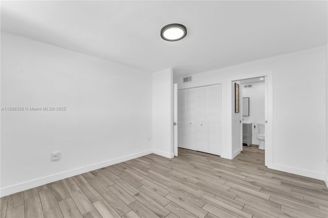 Active With Contract: $250,000 (1 beds, 1 baths, 710 Square Feet)