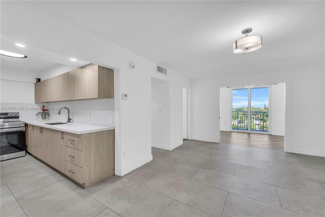 Active With Contract: $250,000 (1 beds, 1 baths, 710 Square Feet)