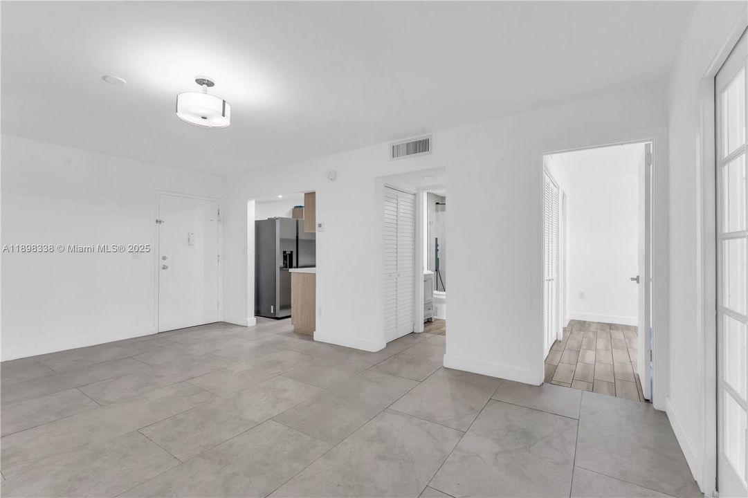 Active With Contract: $250,000 (1 beds, 1 baths, 710 Square Feet)